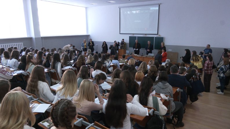 У Прикарпатському університеті більше сотні людей писали радіодиктант єдності