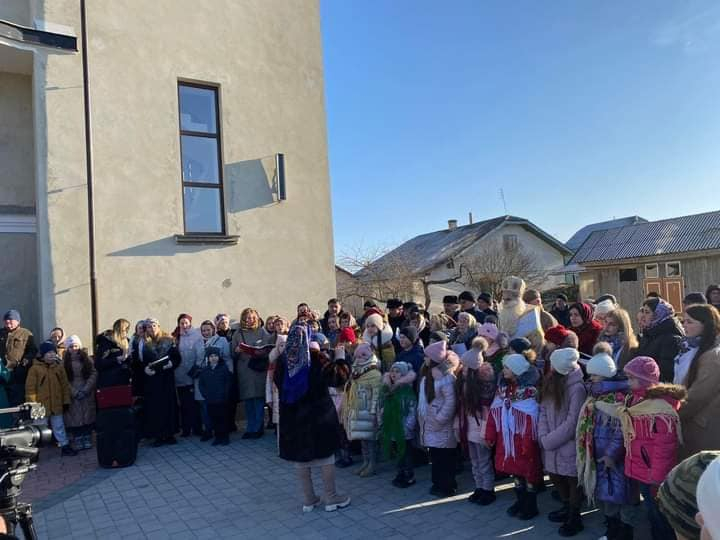 У селі під Івано-Франківськом освятили храм, який свого часу згорів (ФОТО)