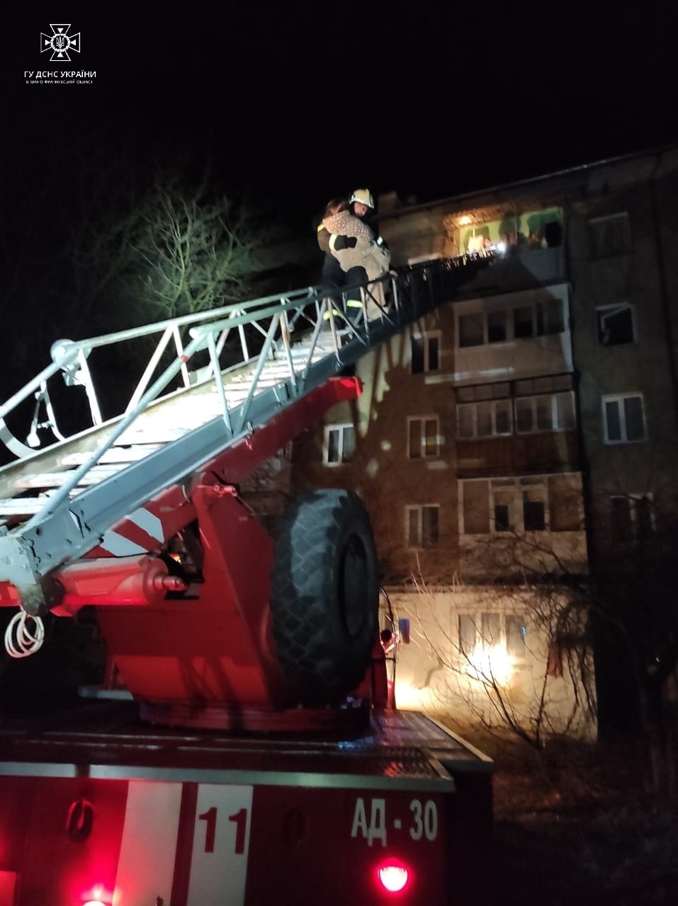 У Надвірній на пожежі врятували трьох людей