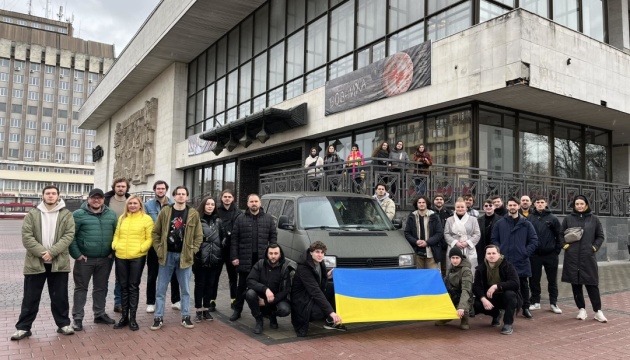 Франківський драмтеатр передав авто для штурмової бригади під Бахмутом