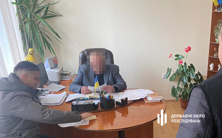 На Прикарпатті ДБР викрило посадовців, які переправляли чоловіків за кордон