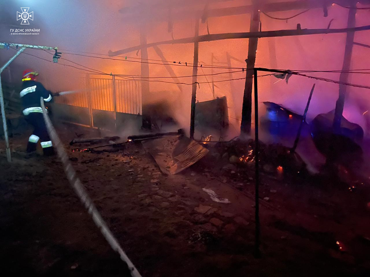 Вночі прикарпатські рятувальники погасили три масштабні пожежі