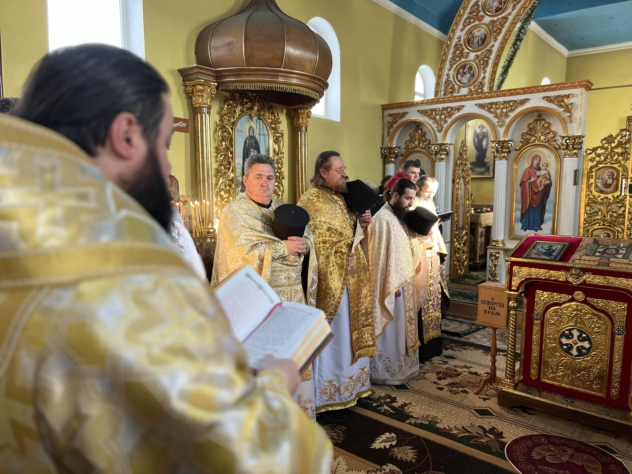 На Прикарпатті єпископ ПЦУ відправив богослужіння в монастирі, який належав російській церкві