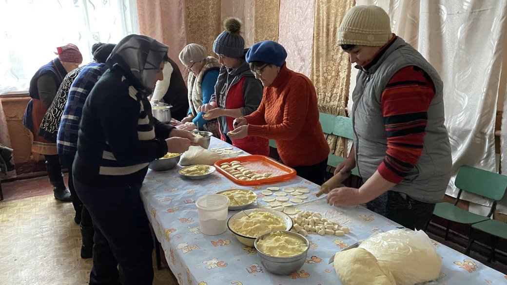 Господині з чотирьох прикарпатських сіл передали на передову 300 кг вареників та 200 кг випічки
