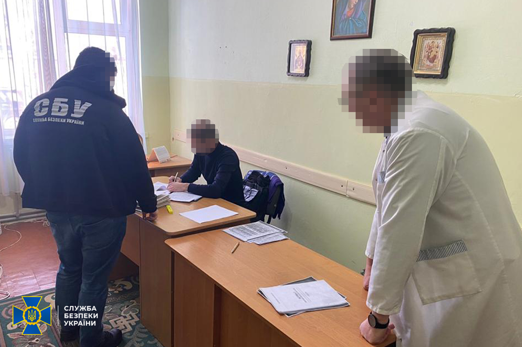 СБУ викрила двох прикарпатських медиків, які робили ухилянтів "інвалідами" для втечі за кордон