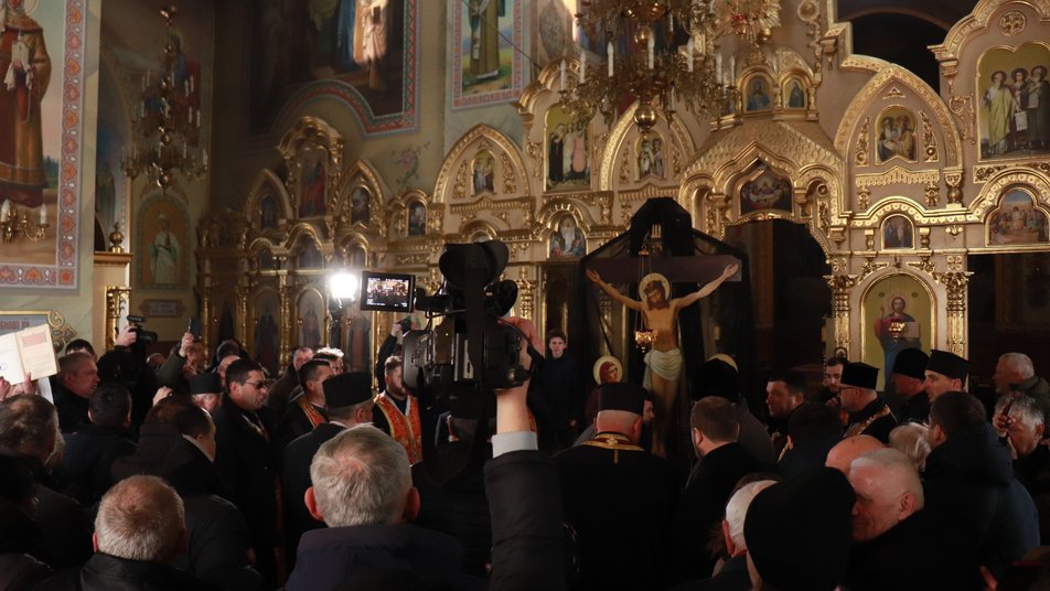 У Франківську віряни ПЦУ прийшли на перше богослужіння у храм на Довженка, що належав московській церкві