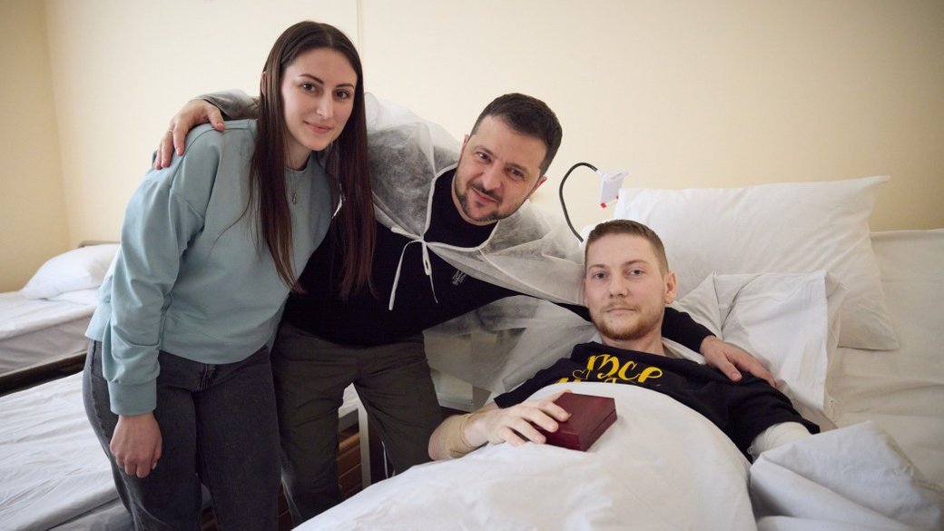 Президент Зеленський вручив орден "За мужність" III ступеня бійцю з Прикарпаття Максиму Веприку