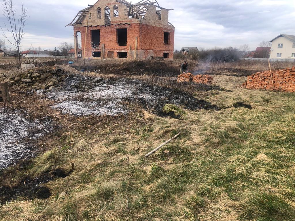 У Коломийській громаді спіймали палія трави - склали протокол