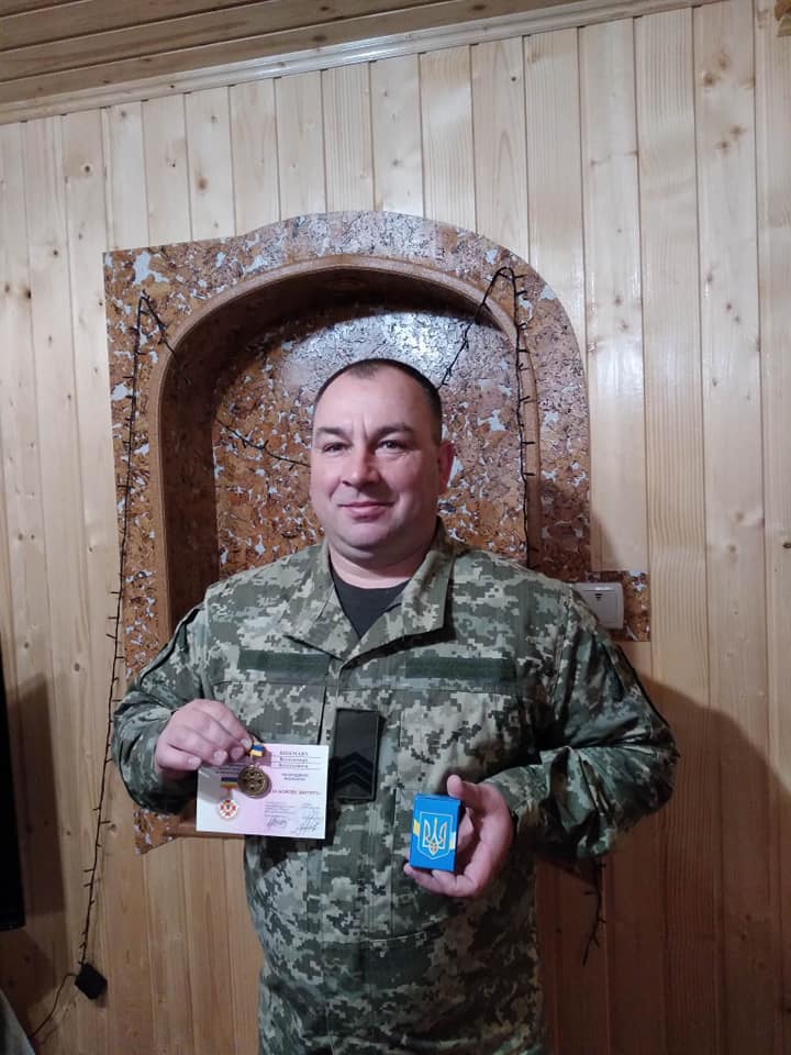Воїна-вчителя Володимира Шикмана з Верховинщини відзначили медаллю “За бойову звитягу” (ФОТО)