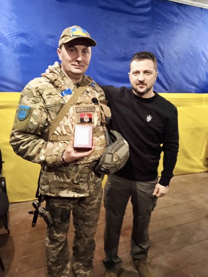 Зеленський на передовій вручив орден бійцю прикарпатської тероборони