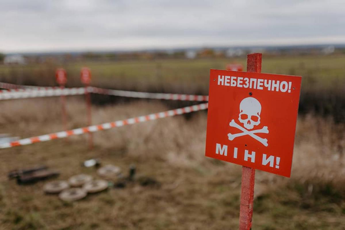 Коломийські енергетики працювали у замінованих полях, аби відновити електрику на Херсонщині