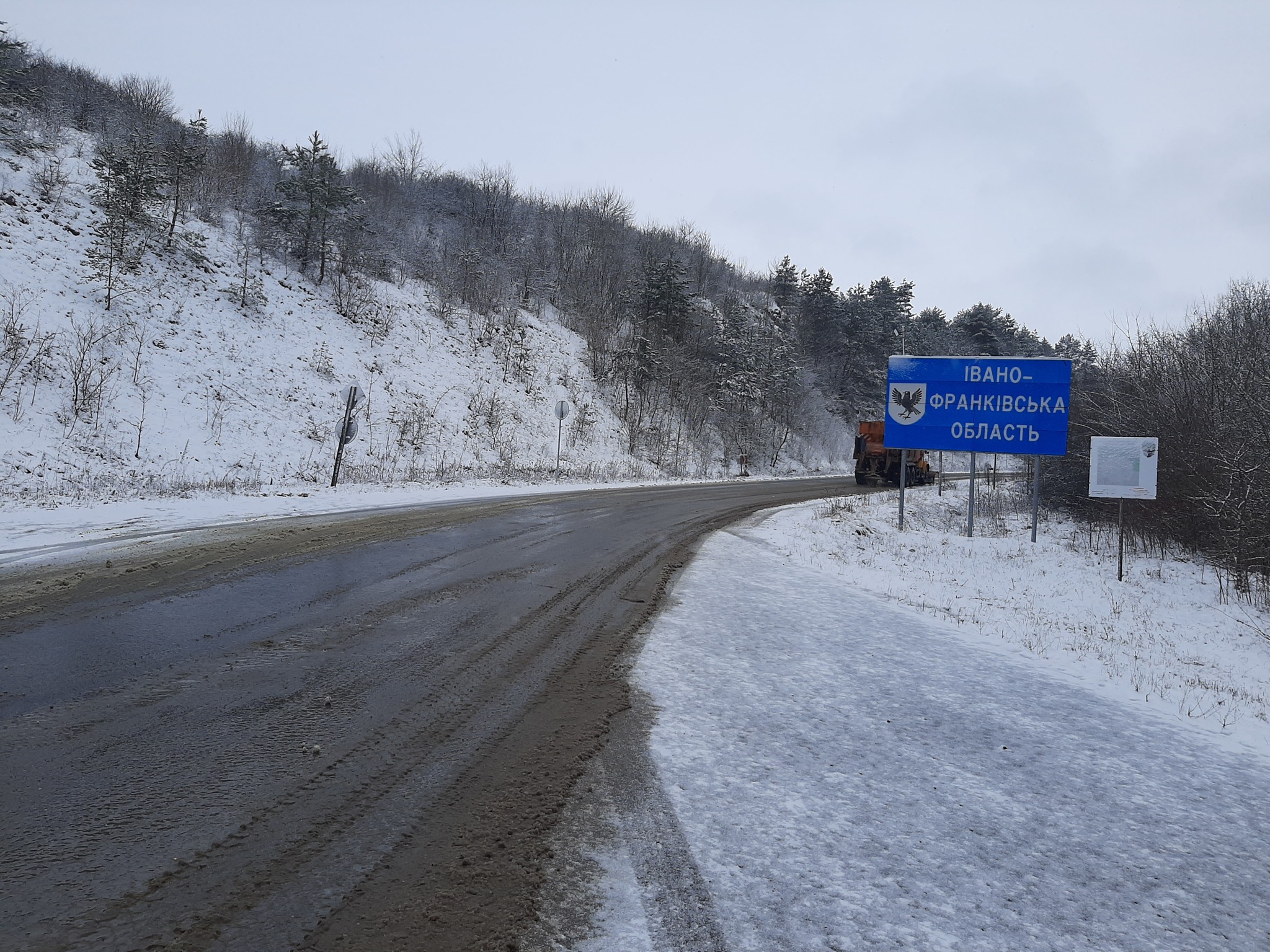 Прикарпаття засипає снігом - водіїв просять утриматися від поїздок