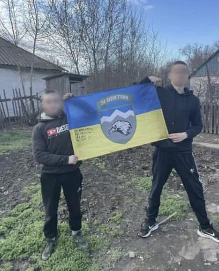 У Маріуполі окупанти затримали підлітків, які зберігали вдома прапор з символікою коломийської "десятки"