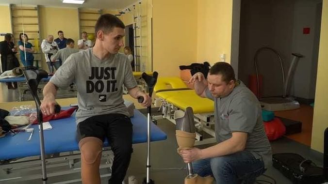 Воїн з Прикарпаття, який втратив на війні ногу, мріє знову повернутися на фронт