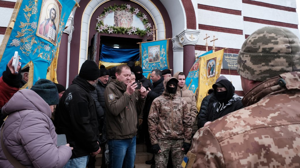 Підперли двері ломом: на Буковині священники УПЦ МП не пускали до храму труну із загиблим солдатом