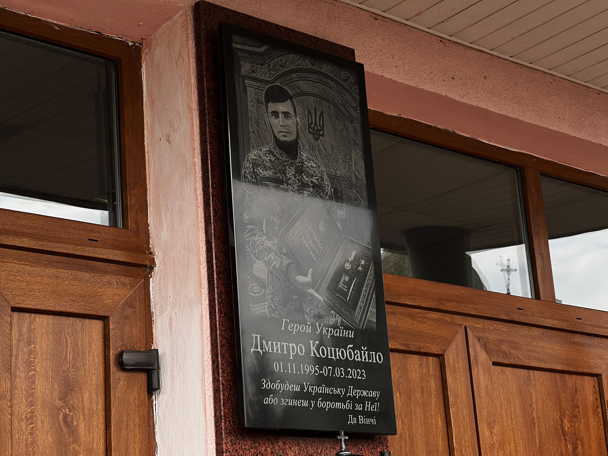 На Прикарпатті відкрили пам'ятну дошку Дмитру "Да Вінчі" Коцюбайлу