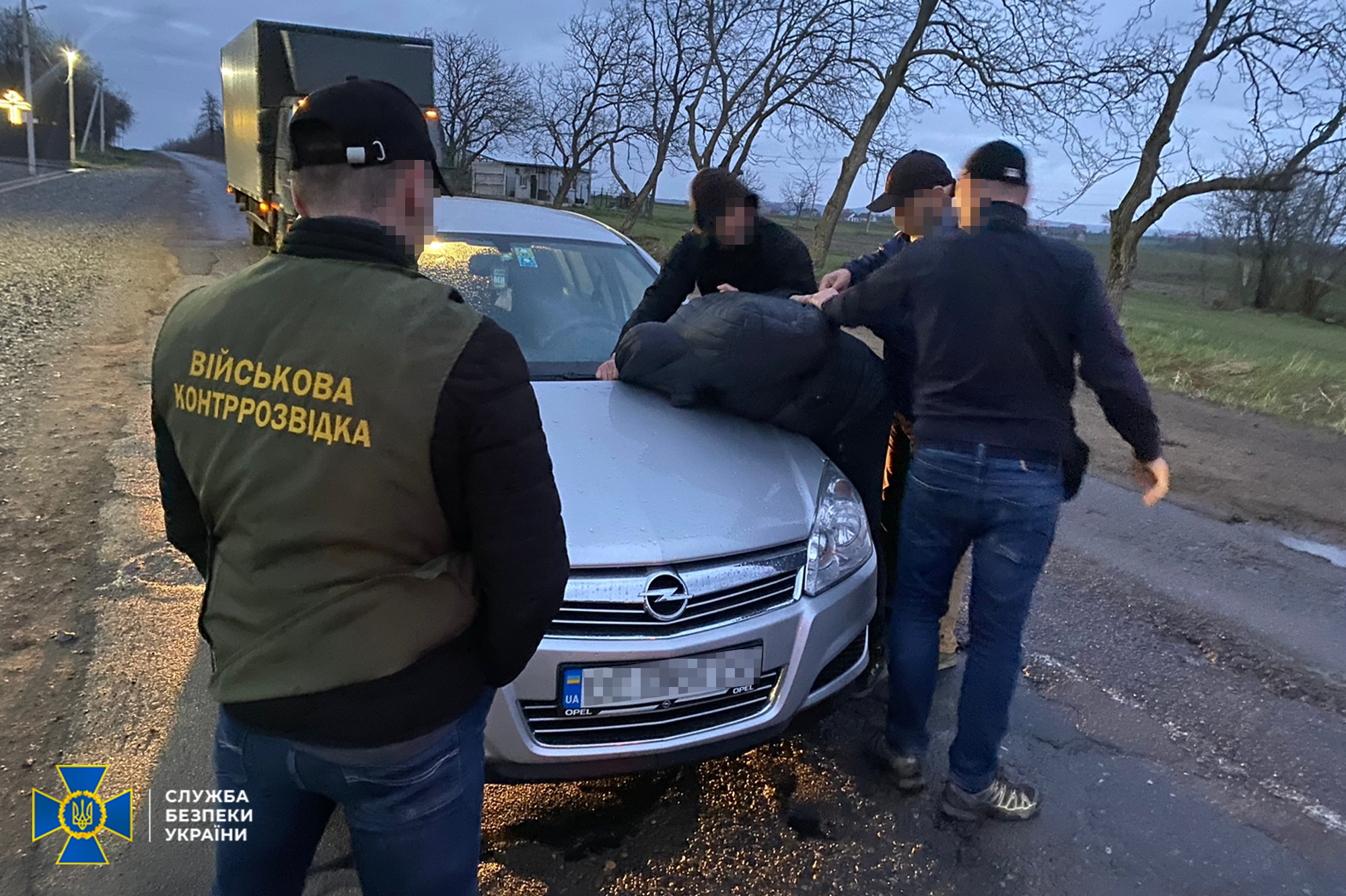 На Прикарпатті працівник військкомату зі спільником допомагав ухилянтам тікати за кордон