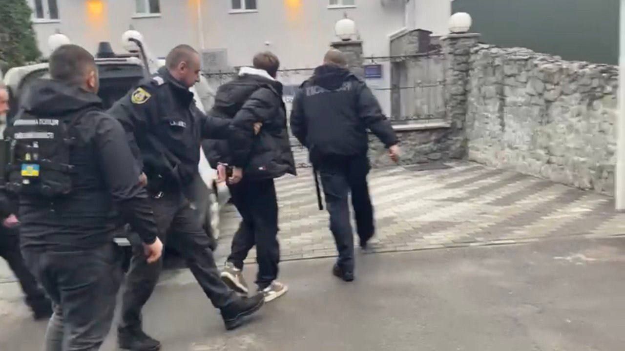 Організатора вечірок з Франківщини, де знущалися з дівчат, доставили в СІЗО