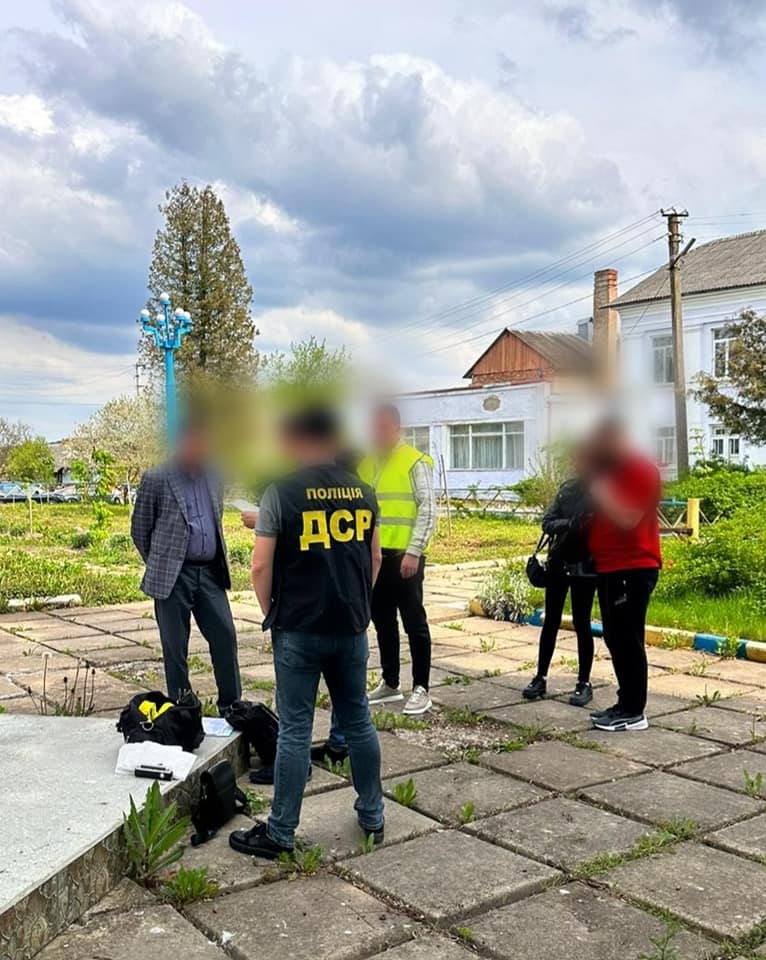 На Прикарпатті директора ліцею спіймали на хабарі