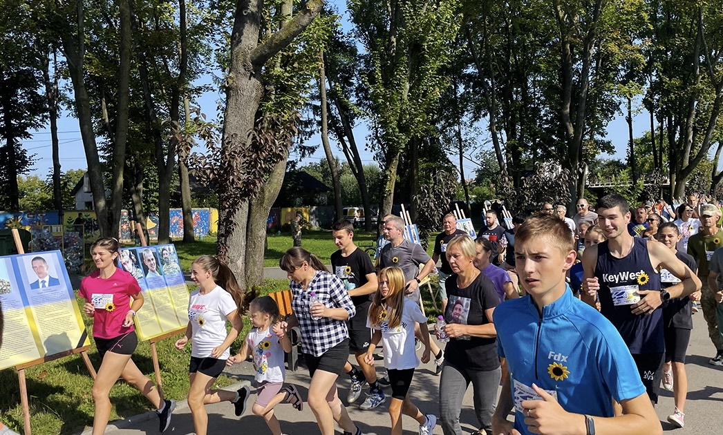 Шаную воїнів, біжу за Героїв України