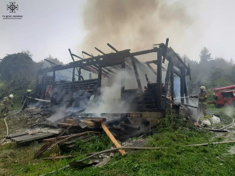 На Косівщині згорів будинок