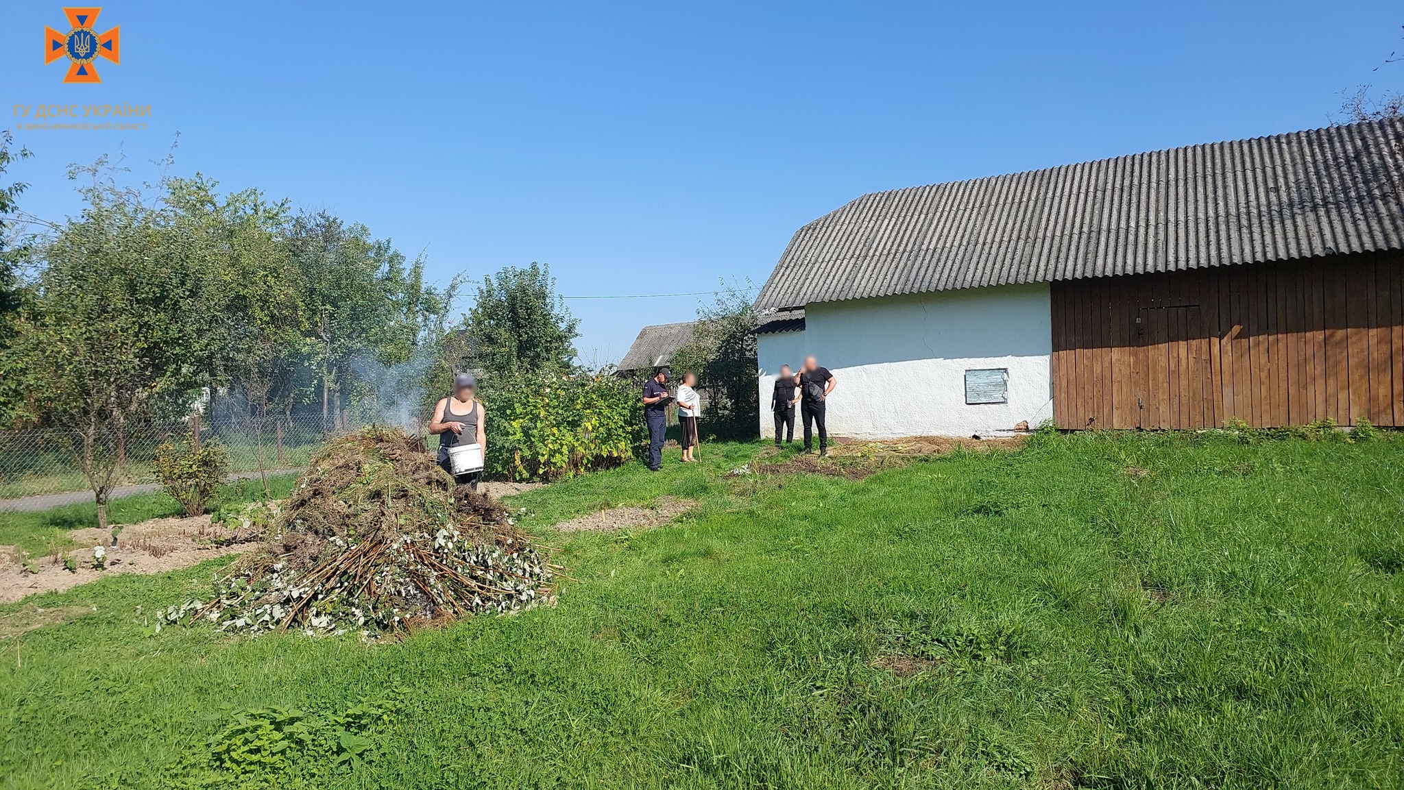 У Долині, рятувальники склали адміністративний протокол на палія трави