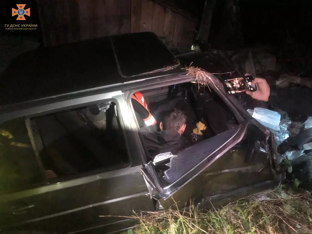 На Косівщині авто злетіло у прірву