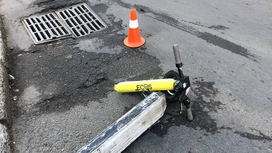 В Івано-Франківську 14-річний хлопець на самокаті потрапив під автомобіль Tesla