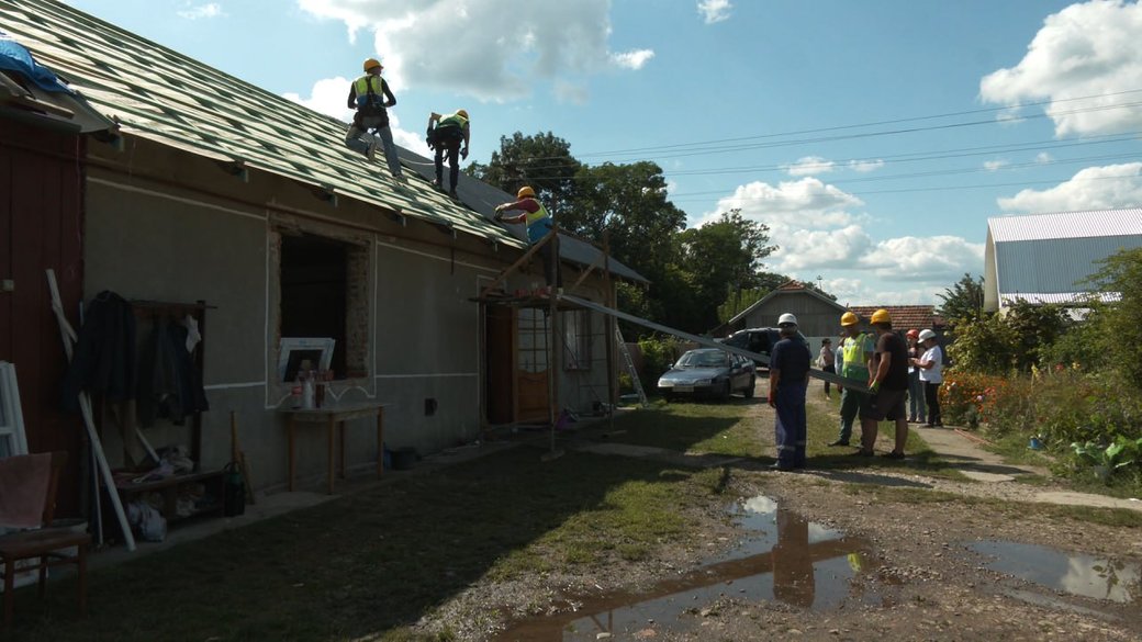 На Коломийщині волонтери відновлюють будинок сім’ї, сина яких вбила російська ракета