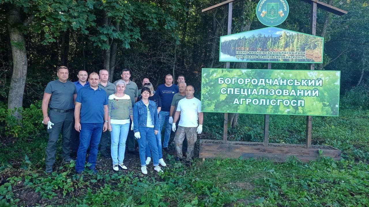 Франківці приєдналися до екологічної ініціативи «Міжнародний день чистих берегів» (ФОТО)