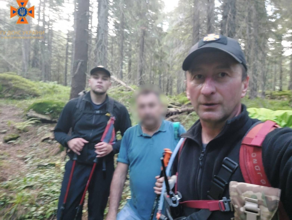 Рятувальники прийшли на допомогу двом туристам, які загубилися в горах.