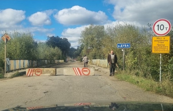 У Рожнятові перекрили аварійний міст