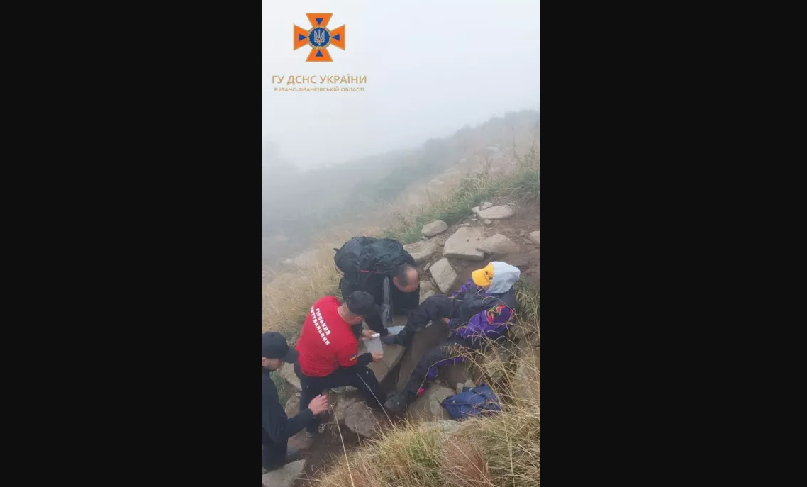 Рятувальники надали допомогу травмованій жінці в Карпатах
