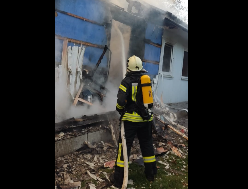У Коломийському районі горів житловий будинок, власника доставили до лікарні
