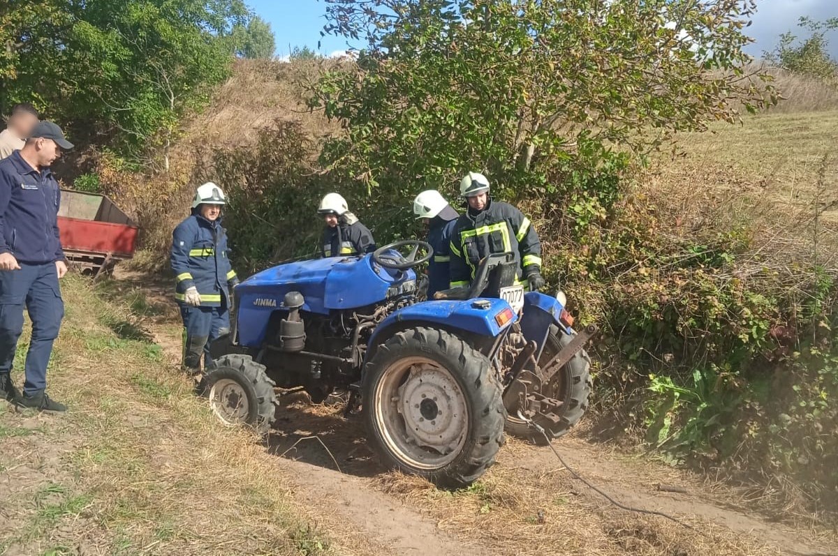 У Рогатинській громаді перекинувся трактор