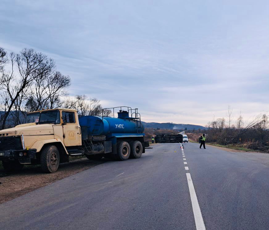 ДТП на Прикарпатті: наїзд на дитину та зіткнення вантажівки з автобусом