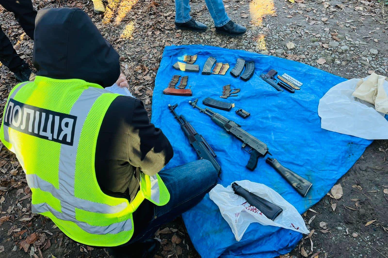Поліцейські Прикарпаття викрили і затримали правопорушника з арсеналом зброї та боєприпасів