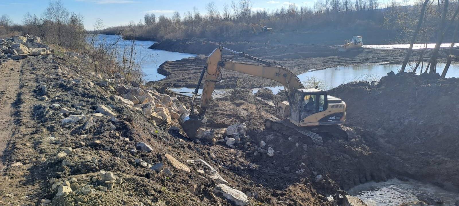 На Коломийщині відновлюють пошкоджені дамби