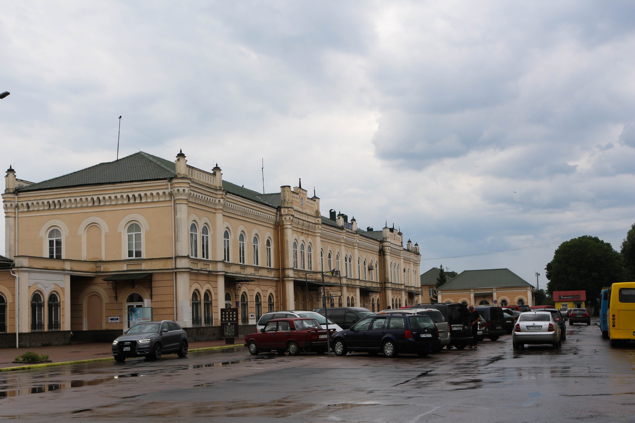 Платна зона паркування запрацювала біля залізничного вокзалу у Коломиї