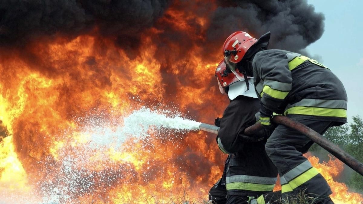 У Тисмениці горіла господарська будівля