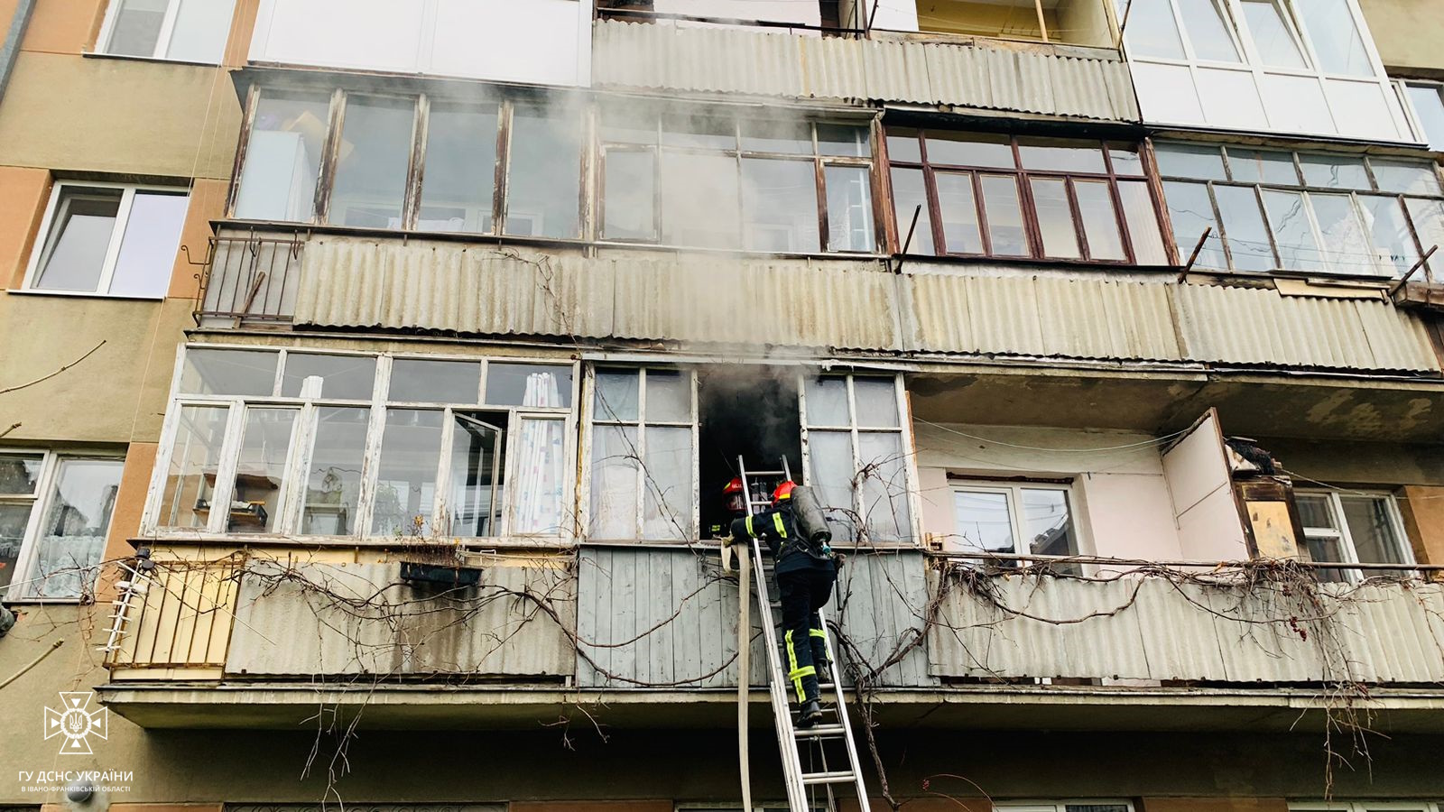 Рятувальники врятували людей із пожежі у Івано-Франківську