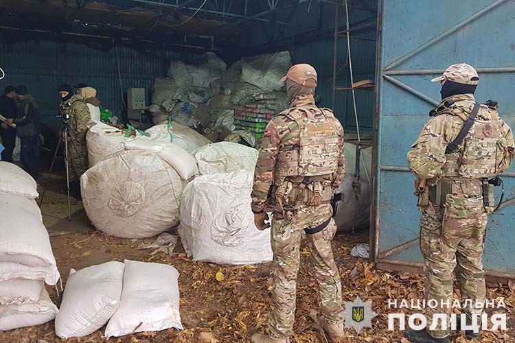 Брати з Коломийщини незаконно виготовляли сигарети на Тернопільщині (ФОТО)