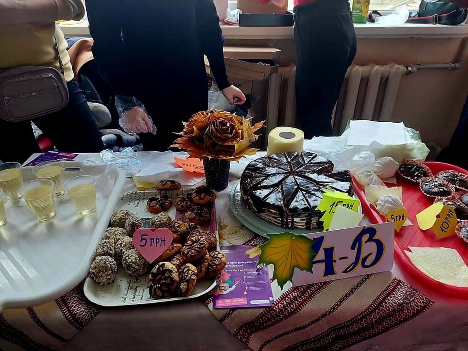 Учні Калуського ліцею №10 на благодійному ярмарку зібрали 50 000 гривень для ЗСУ