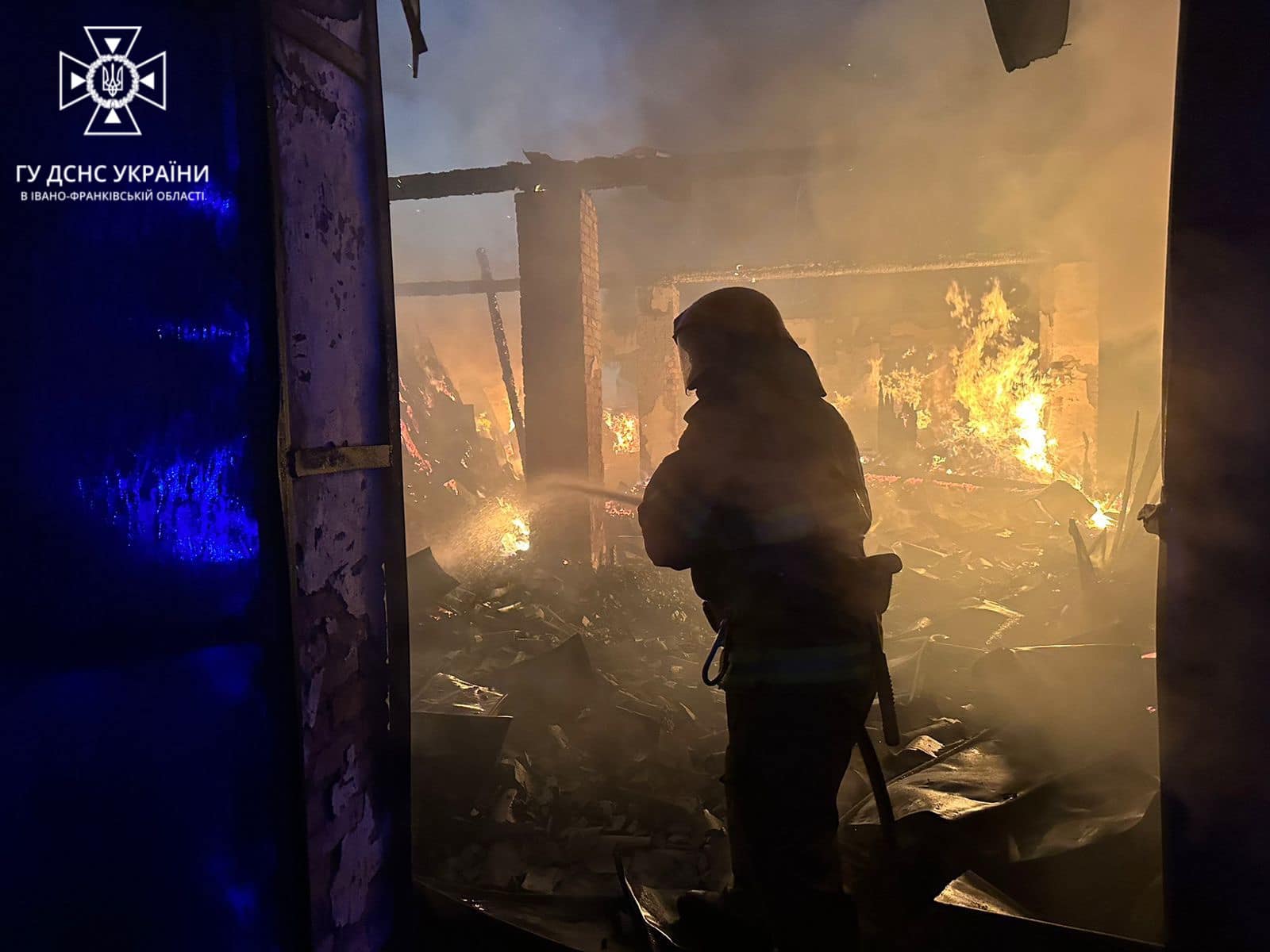 Рятувальники локалізували пожежу столярного цеху