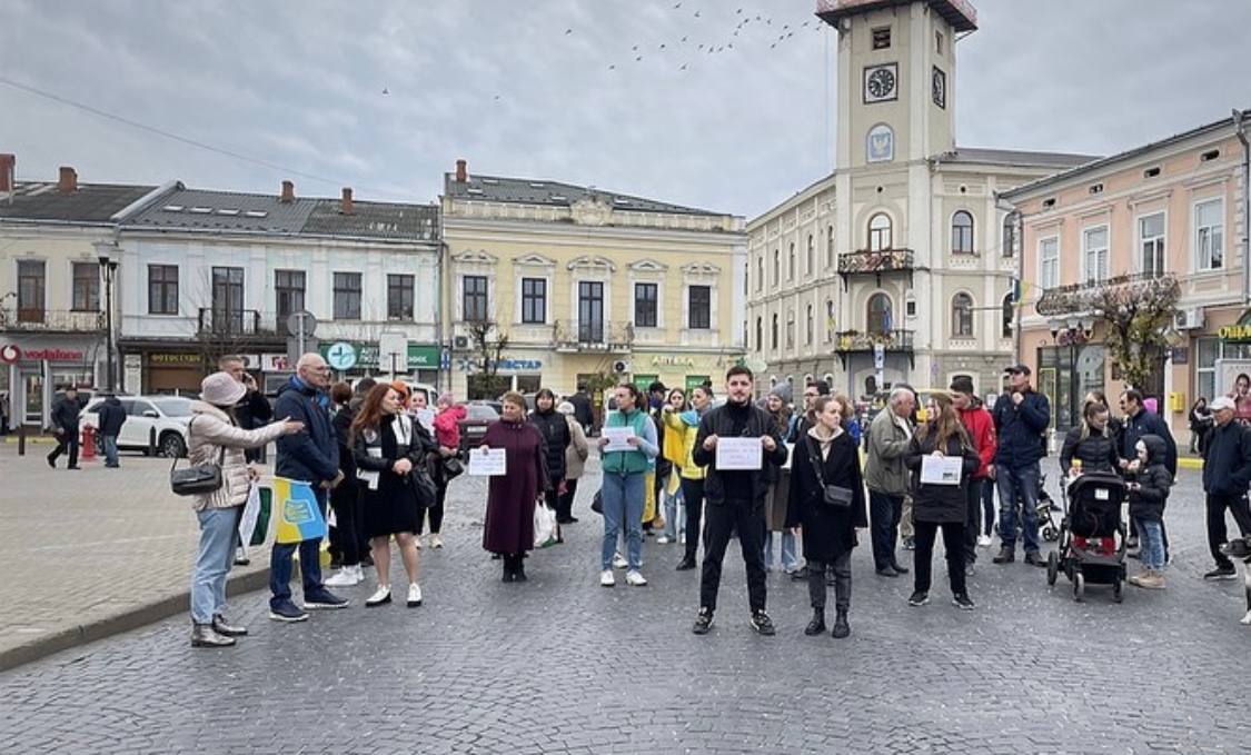 В Івано-Франківську та Коломиї мешканці вимагають більше фінансування для ЗСУ