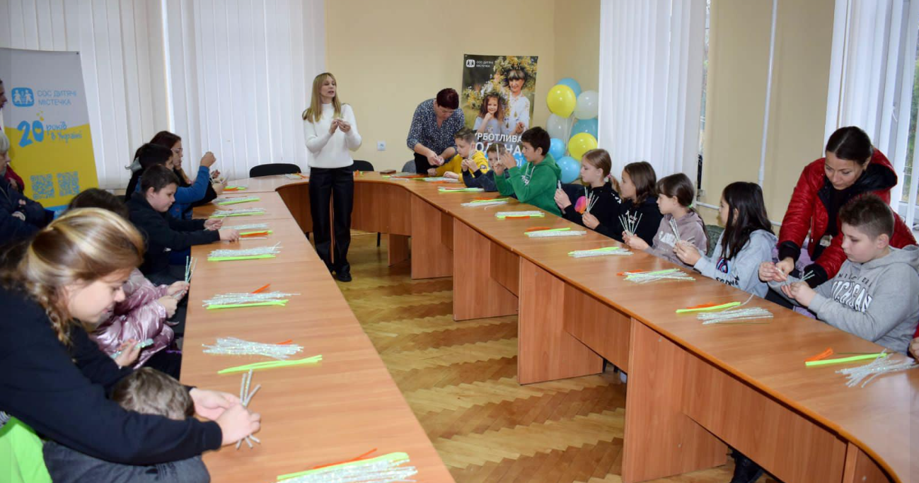 Майстер-клас із виготовлення осінніх квітів для дітей з Калуського району