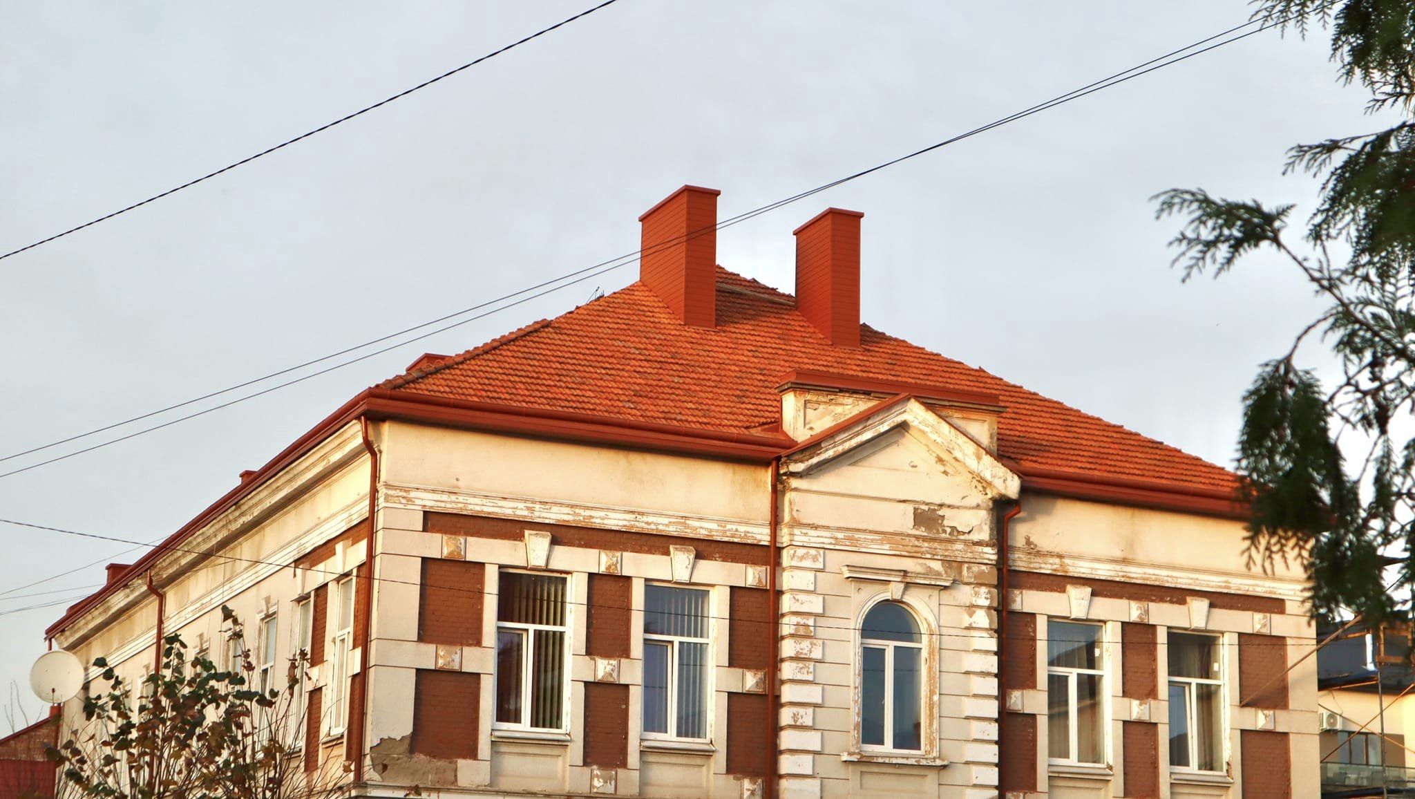У Коломийському ліцеї №5 триває оновлення даху