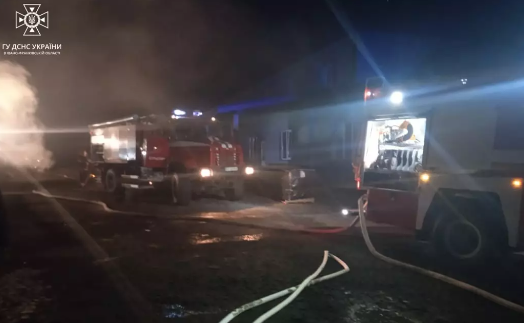Дві пожежі на Прикарпатті: у Поляниці горів відпочинковий комплекс, а у Рогатині склад