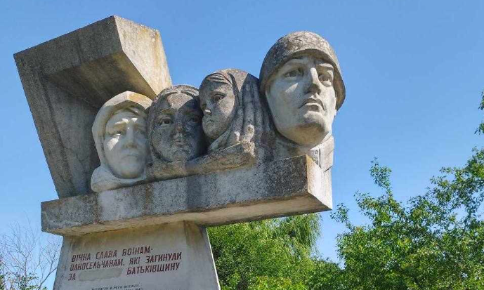 На Прикарпатті люди висловилися проти демонтажу радянських пам'ятників