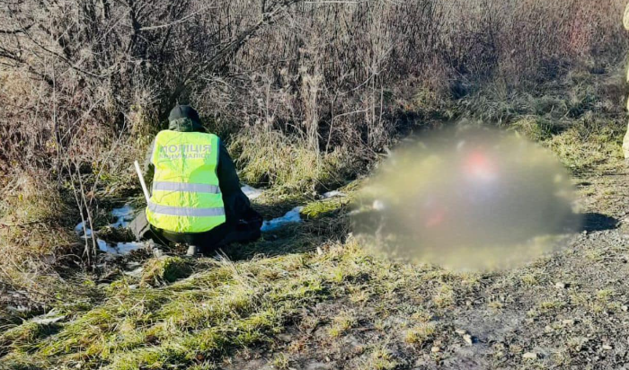 У Коломиї біля дороги виявили тіло невідомого чоловіка: поліцейські просять допомогти встановити особу (ФОТО)